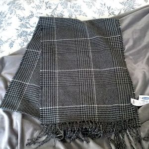 NWT! Gray Houndstooth Scarf